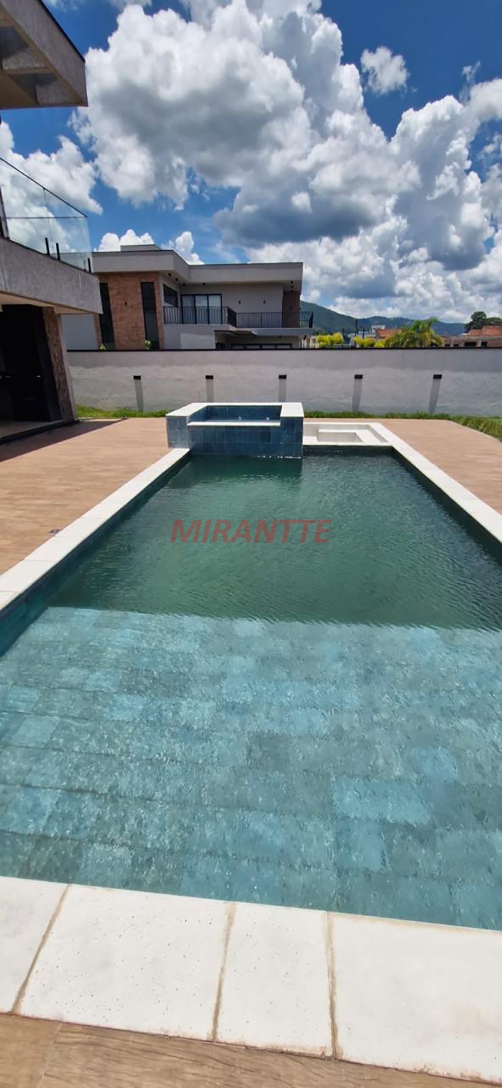 Sobrado de 297m² com 3 quartos em Itapetinga