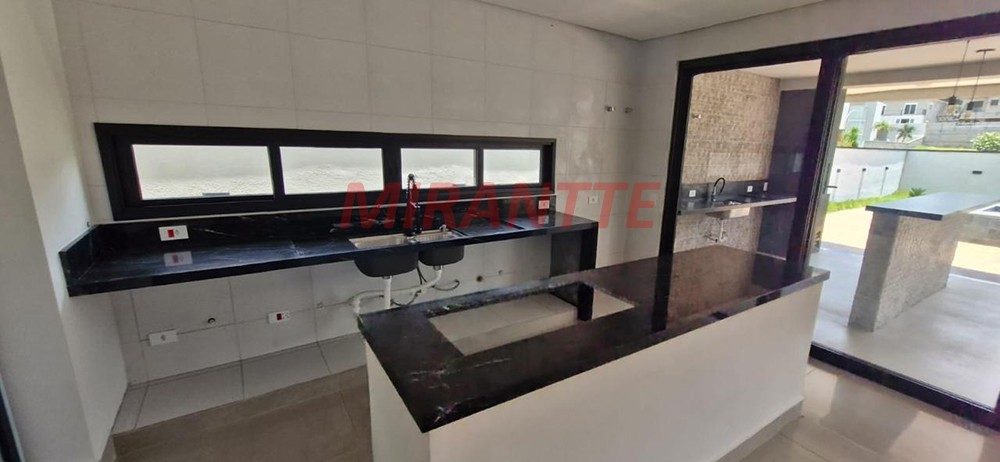 Sobrado de 297m² com 3 quartos em Itapetinga