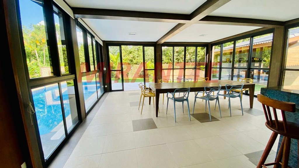 Cond. fechado de 700m² com 5 quartos em Serra da Cantareira