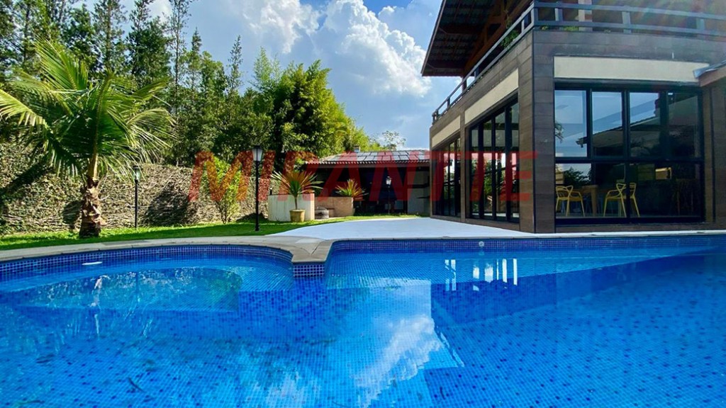 Cond. fechado de 700m² com 5 quartos em Serra da Cantareira
