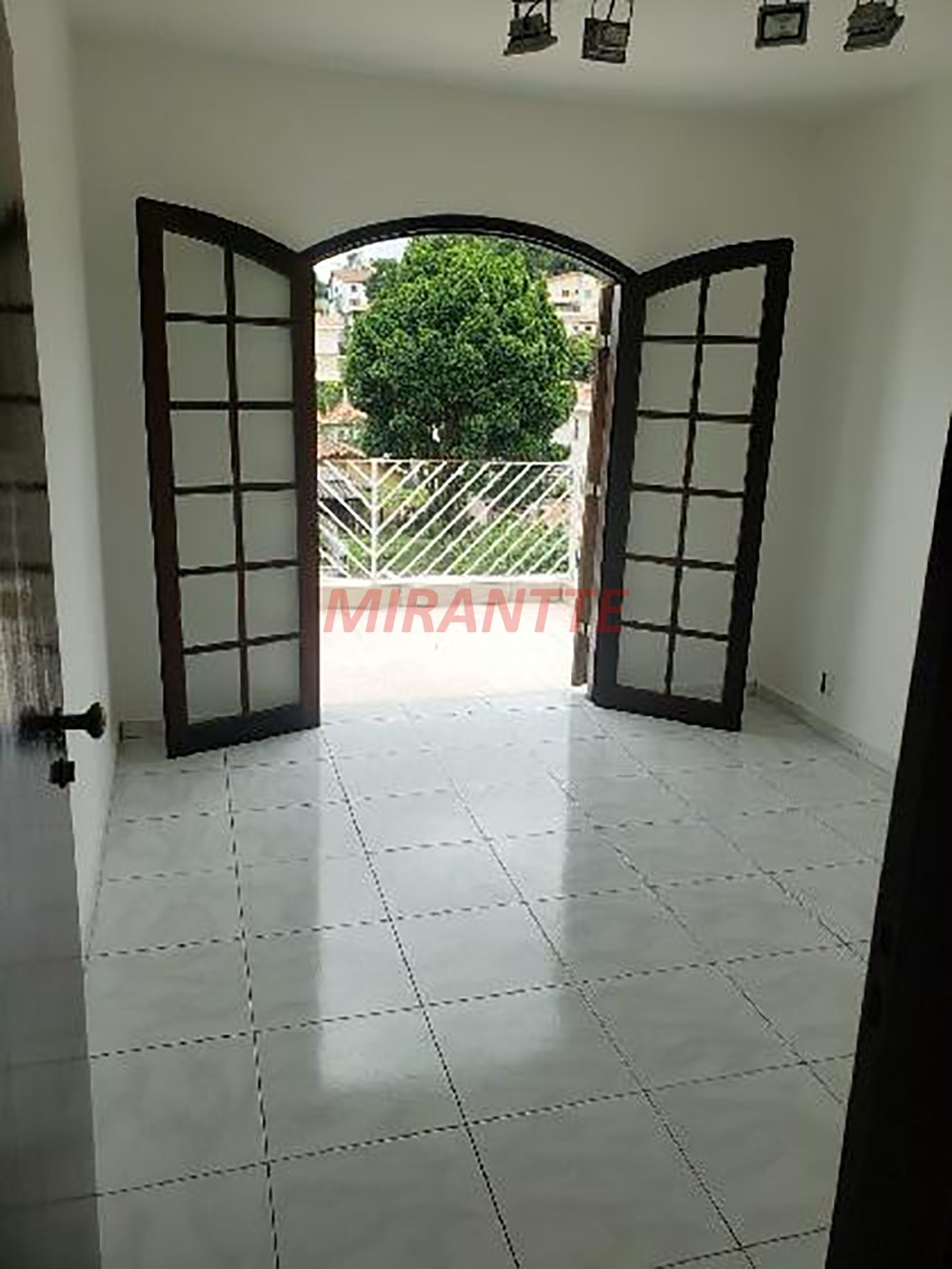 Sobrado de 213m² com 4 quartos em Vila Irmaos Arnoni