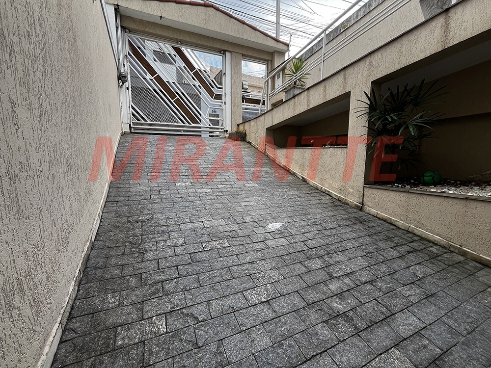 Sobrado de 300m² com 3 quartos em Água Fria