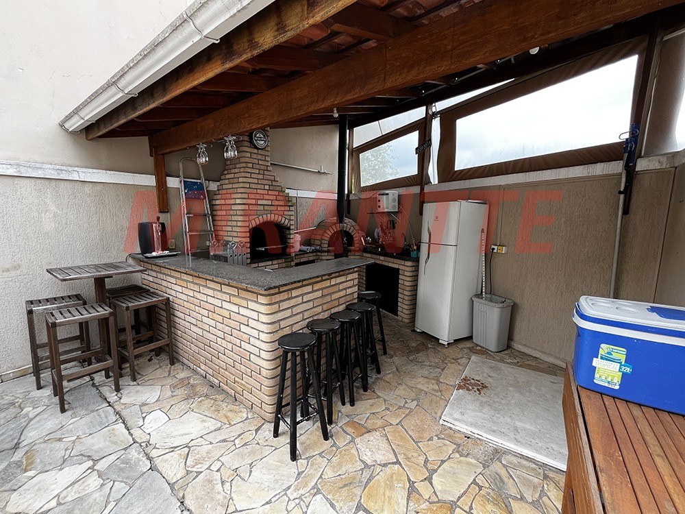 Sobrado de 300m² com 3 quartos em Água Fria