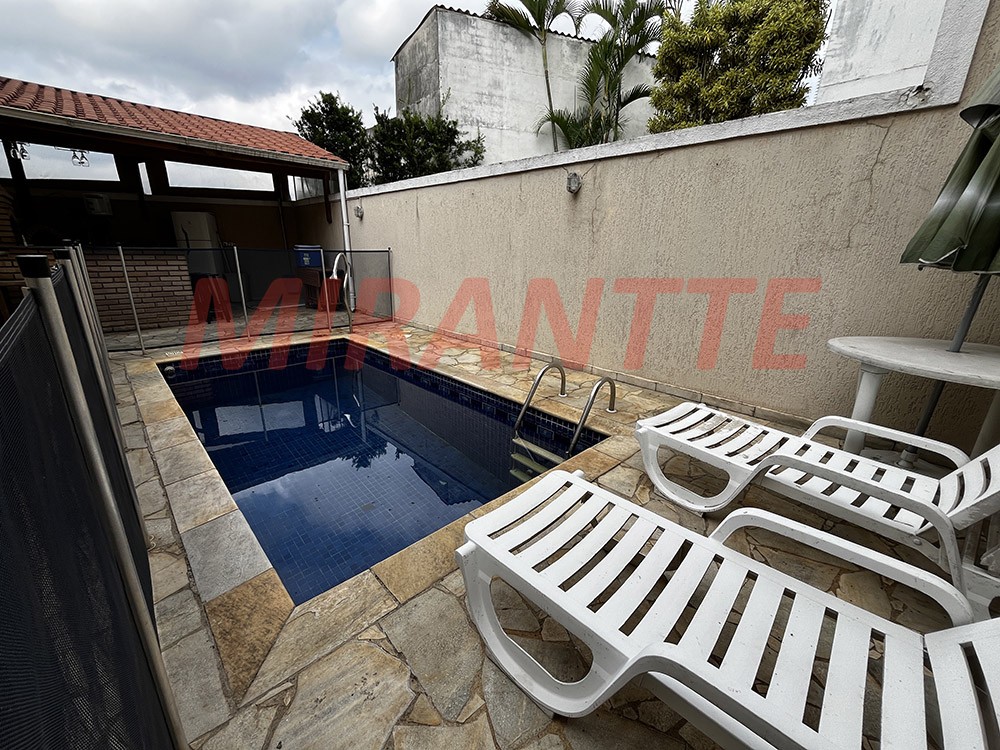 Sobrado de 300m² com 3 quartos em Água Fria
