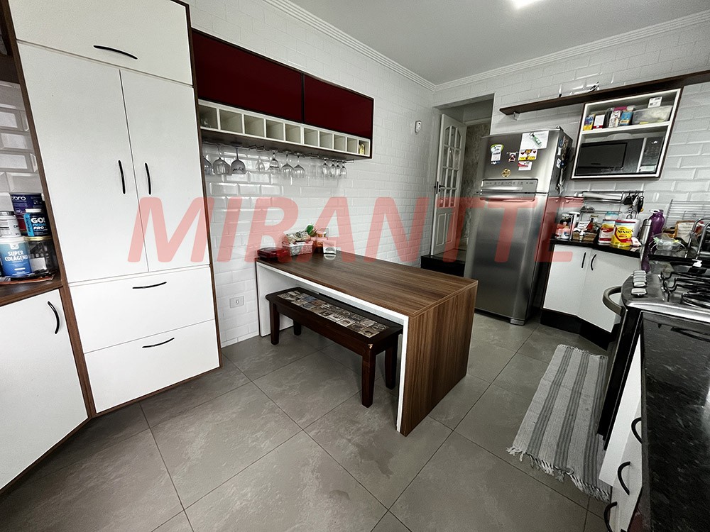 Sobrado de 300m² com 3 quartos em Água Fria
