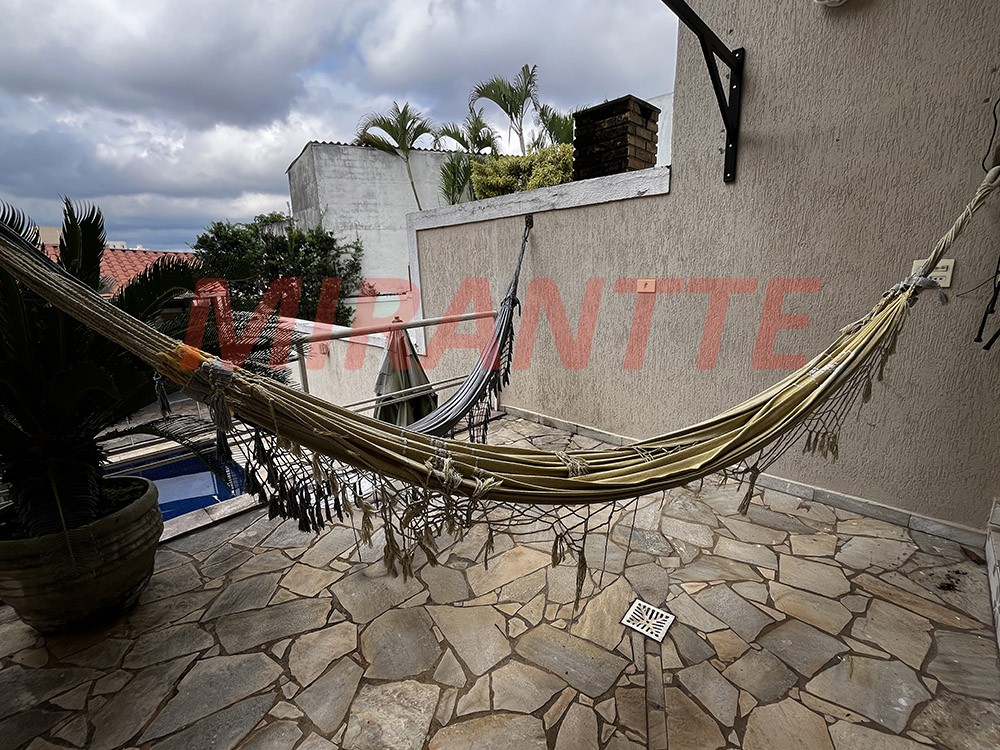 Sobrado de 300m² com 3 quartos em Água Fria