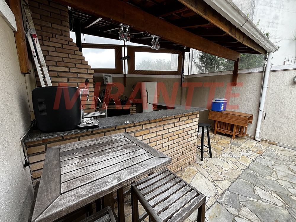Sobrado de 300m² com 3 quartos em Água Fria
