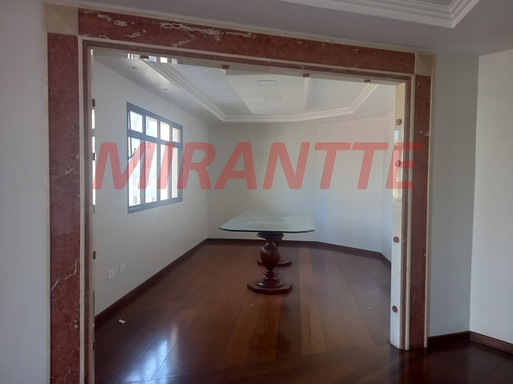 Apartamento de 240m² com 4 quartos em Água Fria