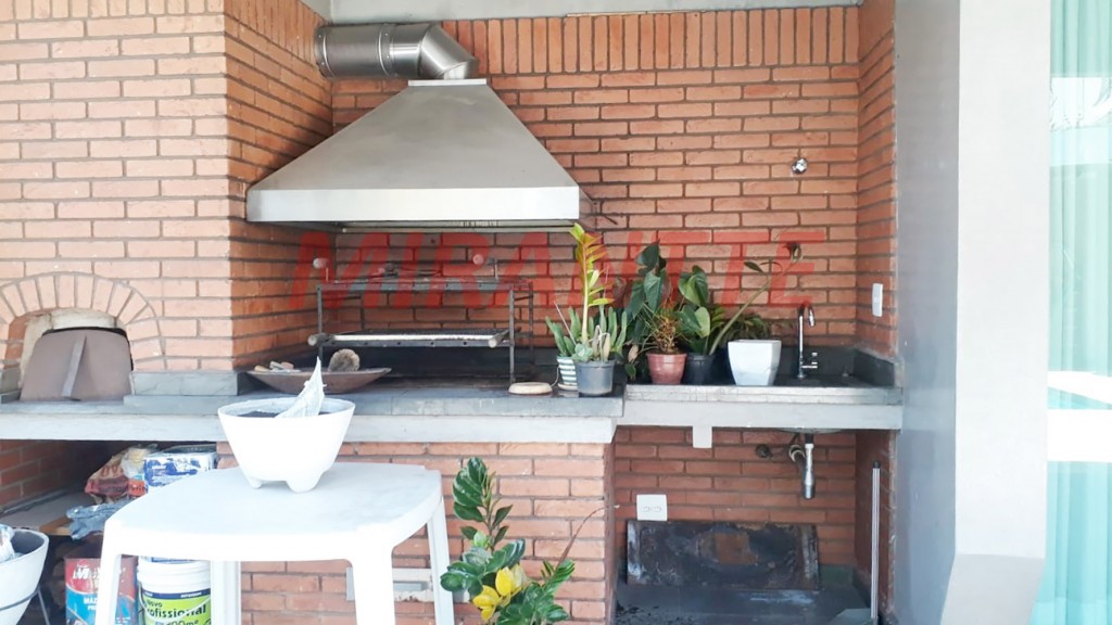 Sobrado de 300m² com 4 quartos em Alphaville