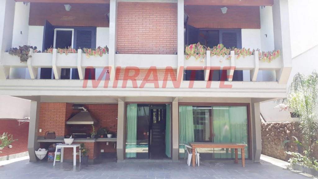 Sobrado de 300m² com 4 quartos em Alphaville