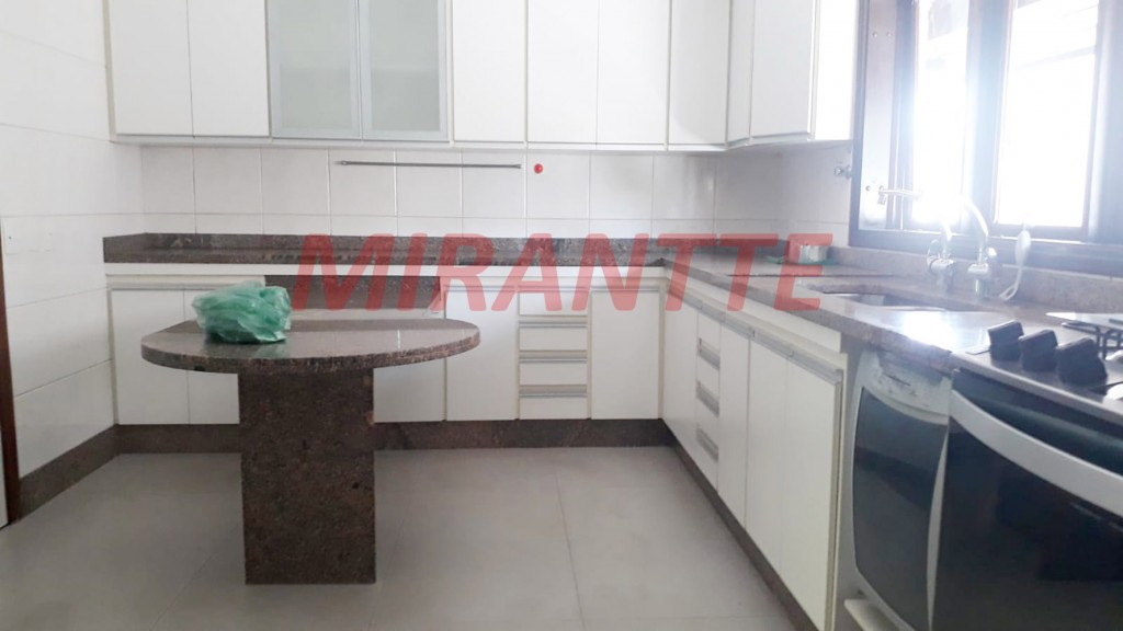 Sobrado de 300m² com 4 quartos em Alphaville