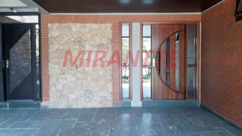 Sobrado de 300m² com 4 quartos em Alphaville