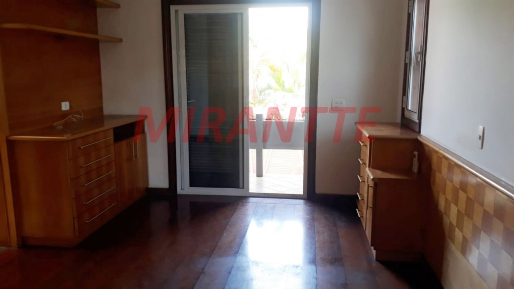 Sobrado de 300m² com 4 quartos em Alphaville