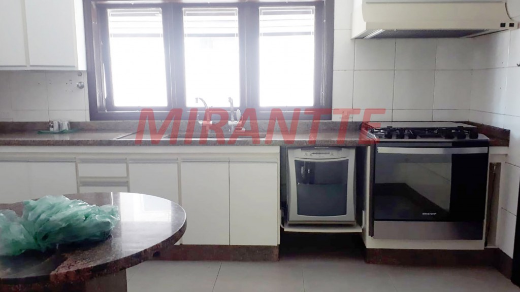 Sobrado de 300m² com 4 quartos em Alphaville