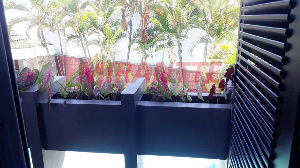 Sobrado de 300m² com 4 quartos em Alphaville