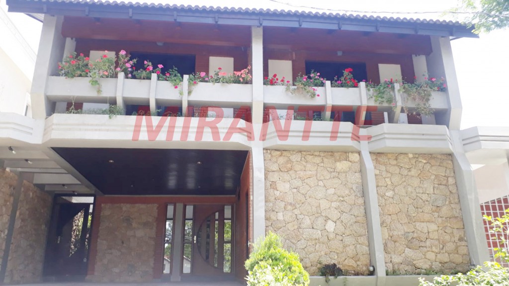 Sobrado de 300m² com 4 quartos em Alphaville