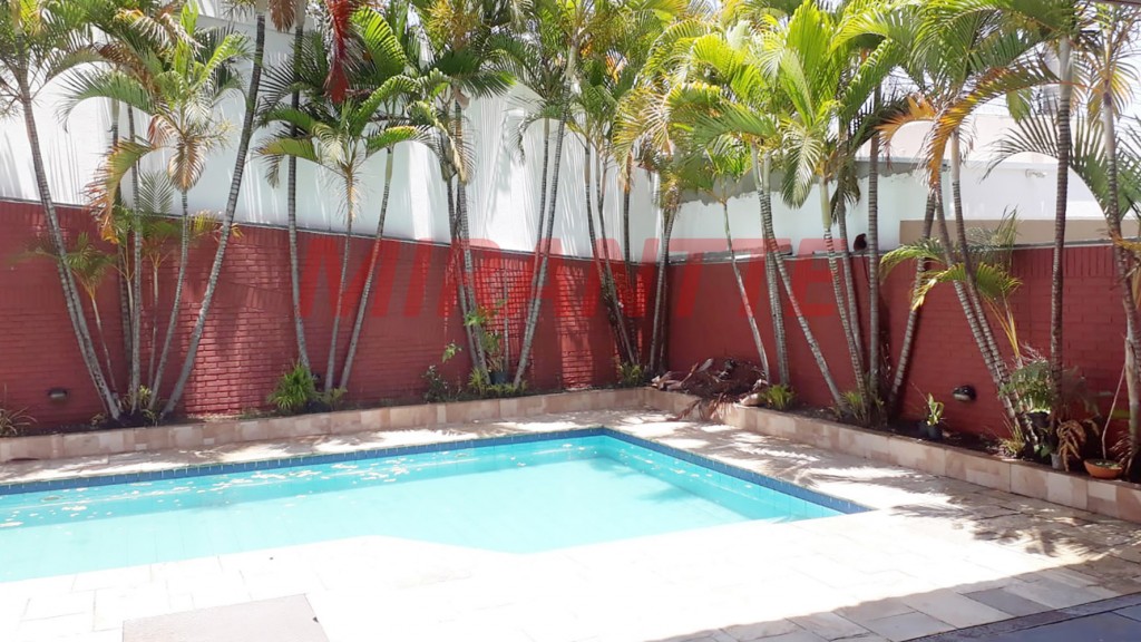 Sobrado de 300m² com 4 quartos em Alphaville