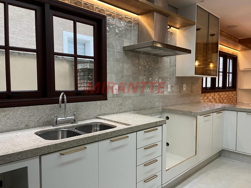 Sobrado de 305m² com 4 quartos em Alphaville