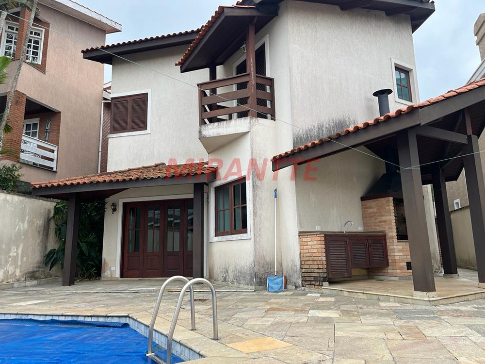 Sobrado de 305m² com 4 quartos em Alphaville