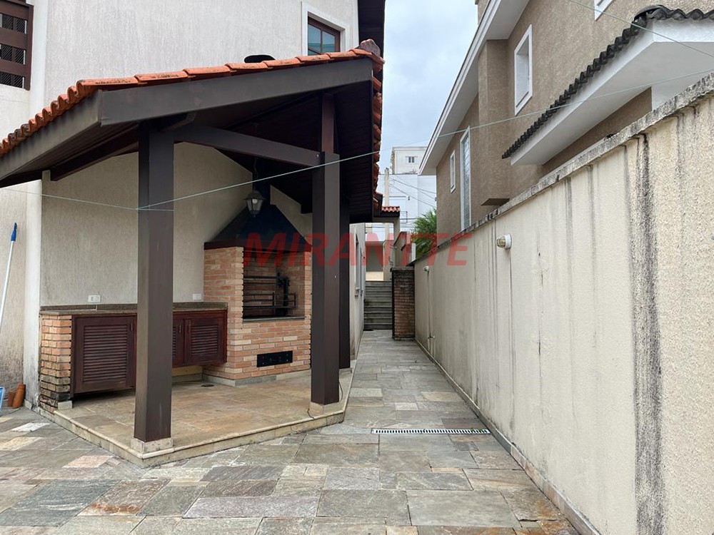 Sobrado de 305m² com 4 quartos em Alphaville