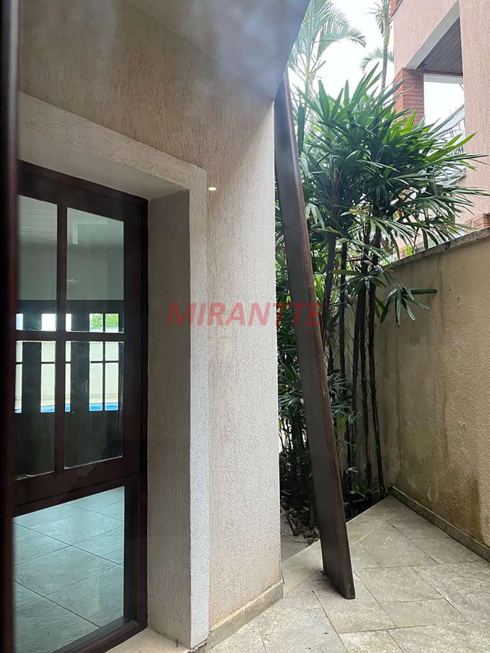 Sobrado de 305m² com 4 quartos em Alphaville