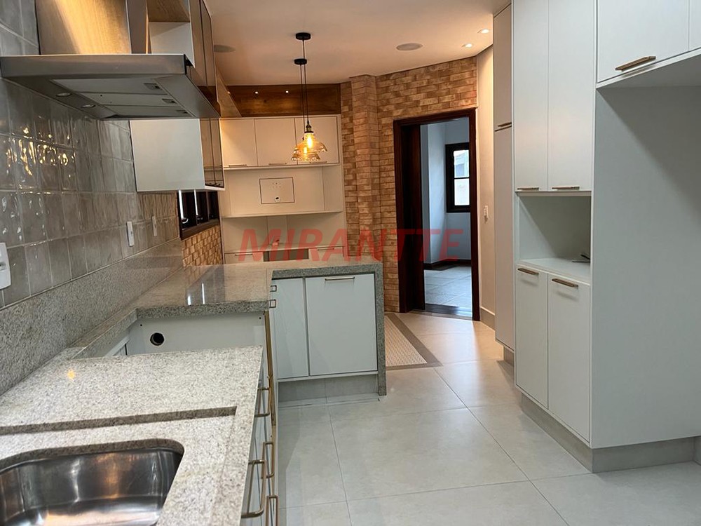 Sobrado de 305m² com 4 quartos em Alphaville