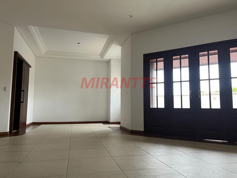 Sobrado de 305m² com 4 quartos em Alphaville