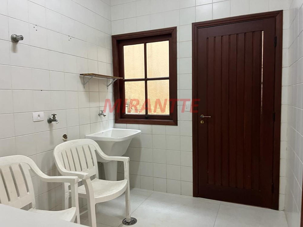 Sobrado de 305m² com 4 quartos em Alphaville