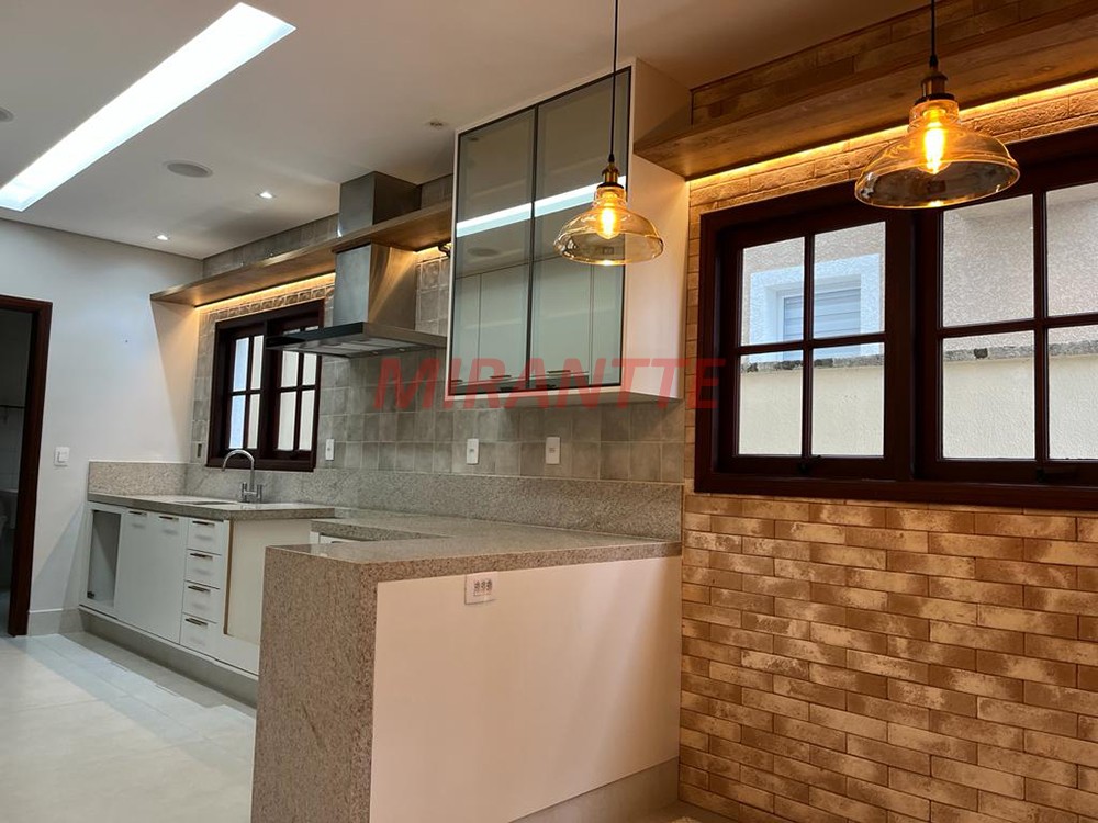 Sobrado de 305m² com 4 quartos em Alphaville
