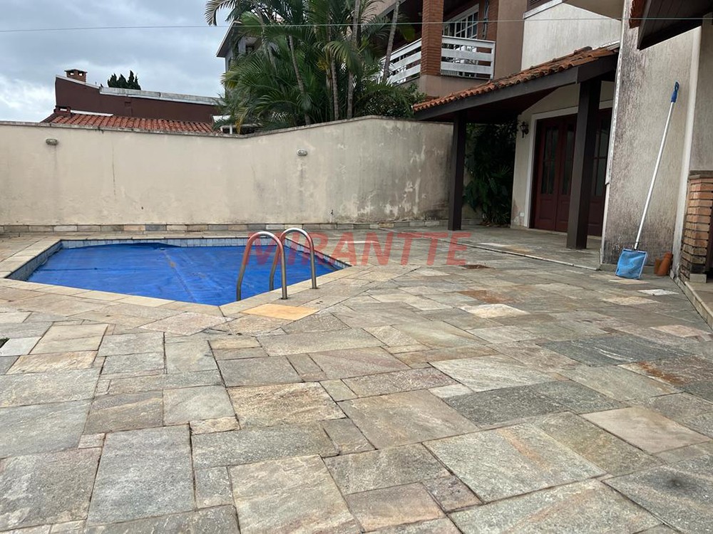Sobrado de 305m² com 4 quartos em Alphaville