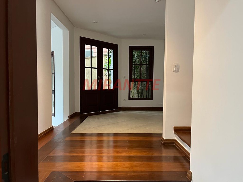 Sobrado de 305m² com 4 quartos em Alphaville