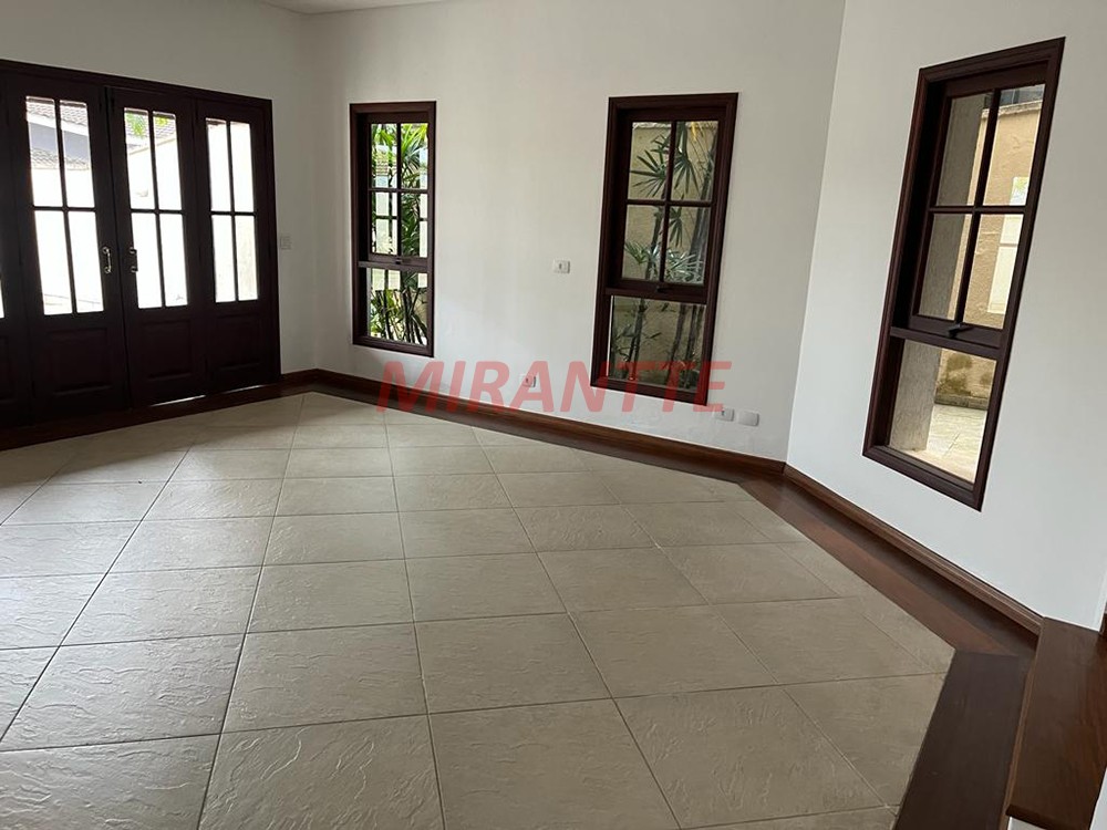 Sobrado de 305m² com 4 quartos em Alphaville