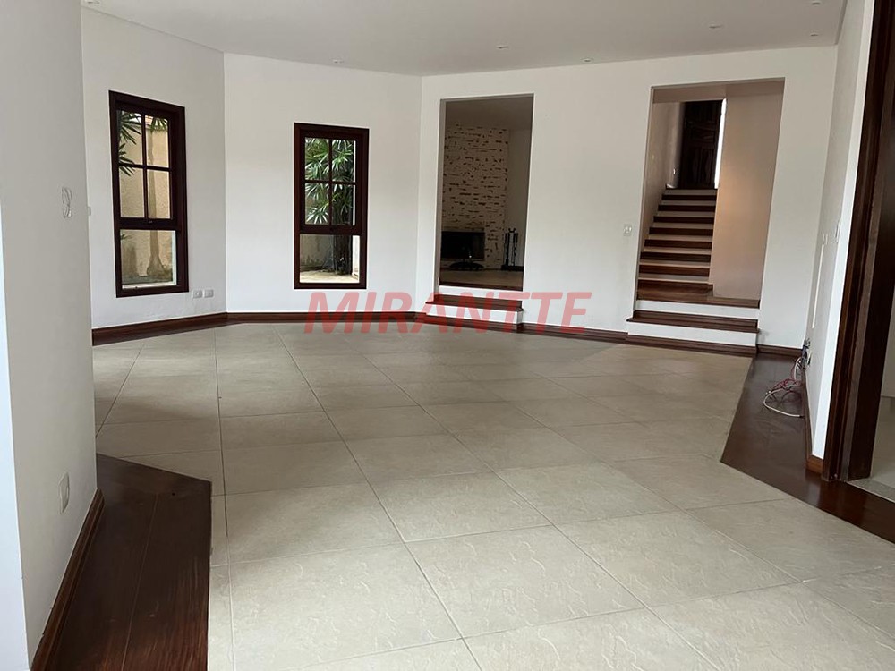 Sobrado de 305m² com 4 quartos em Alphaville
