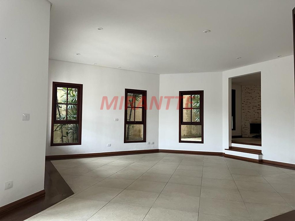 Sobrado de 305m² com 4 quartos em Alphaville