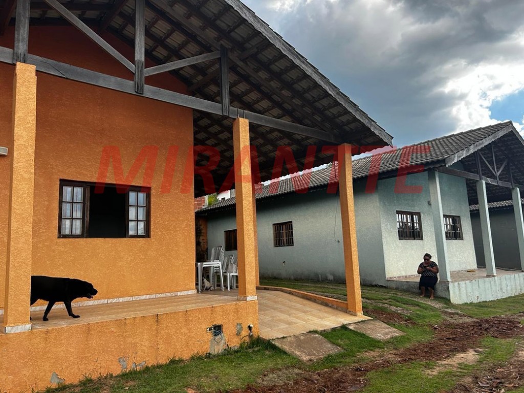 Cond. fechado de 2.422m² com 3 quartos em Vitória Régia