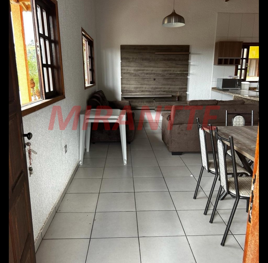 Cond. fechado de 2.422m² com 3 quartos em Vitória Régia