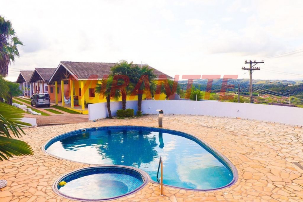 Cond. fechado de 2.422m² com 3 quartos em Vitória Régia