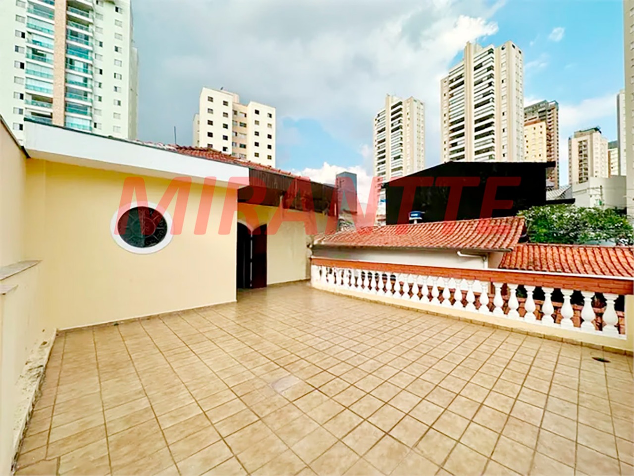 Sobrado de 236m² com 3 quartos em Santa Terezinha