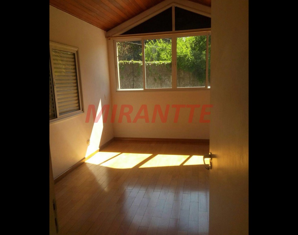 Cond. fechado de 211m² com 3 quartos em Vila Hortência
