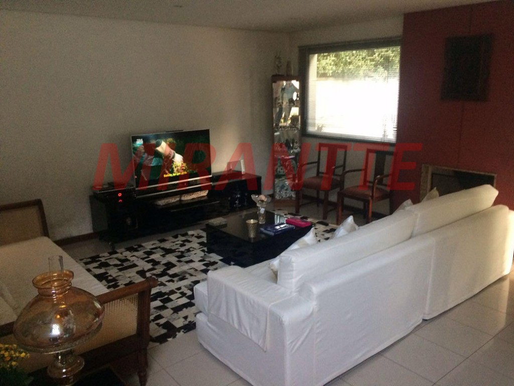 Cond. fechado de 211m² com 3 quartos em Vila Hortência
