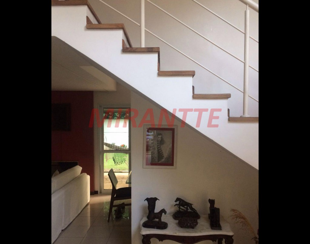 Cond. fechado de 211m² com 3 quartos em Vila Hortência