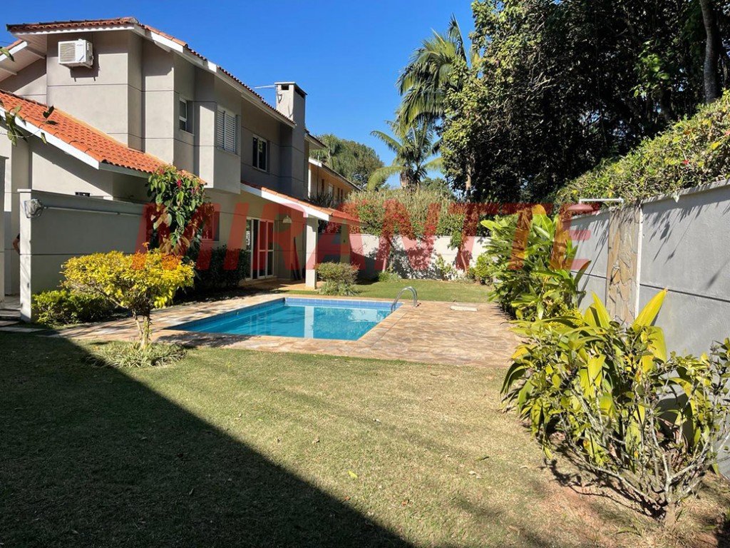 Cond. fechado de 211m² com 3 quartos em Vila Hortência