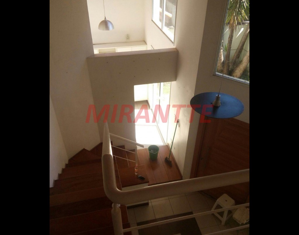 Cond. fechado de 211m² com 3 quartos em Vila Hortência