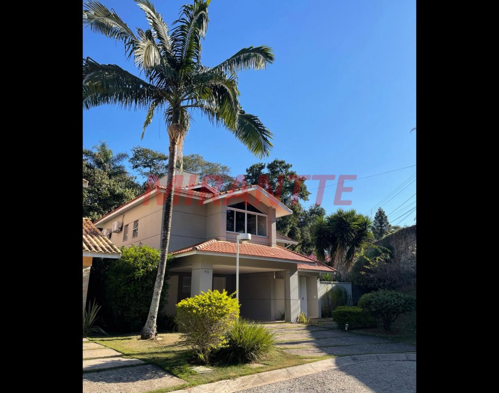 Cond. fechado de 211m² com 3 quartos em Vila Hortência