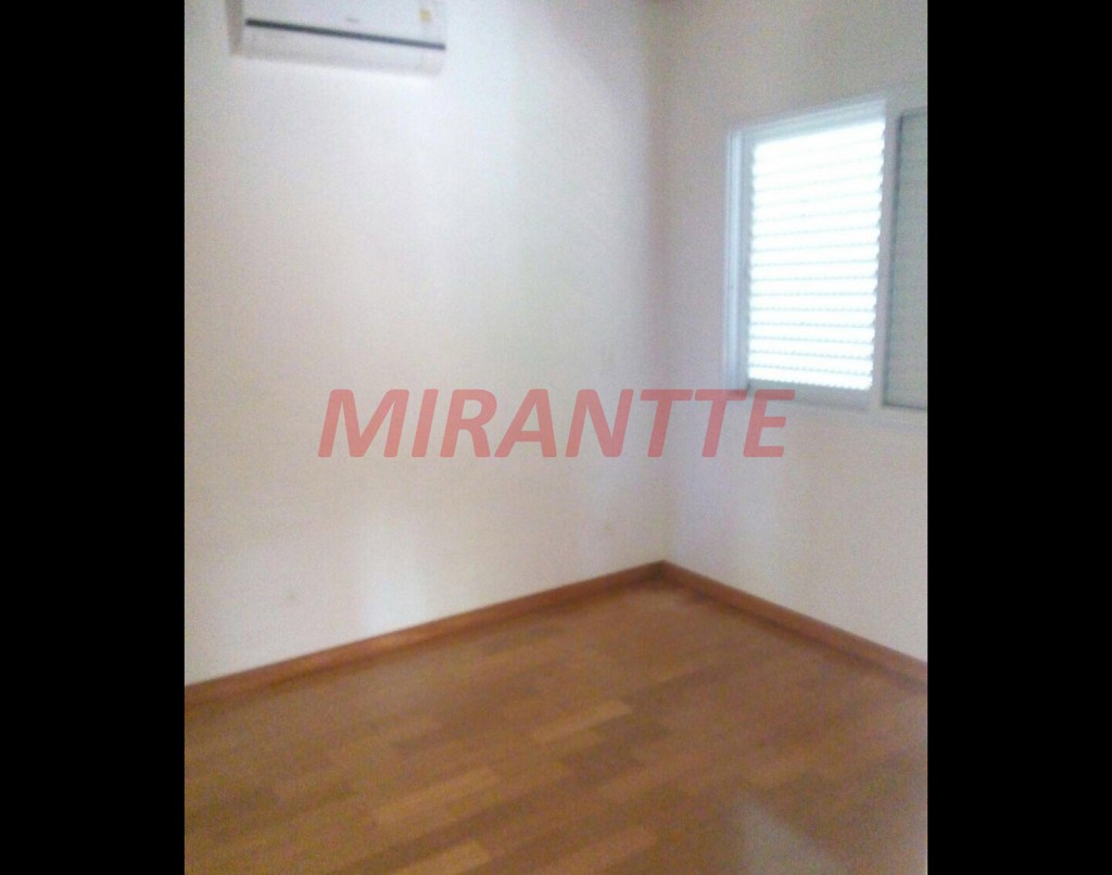 Cond. fechado de 211m² com 3 quartos em Vila Hortência