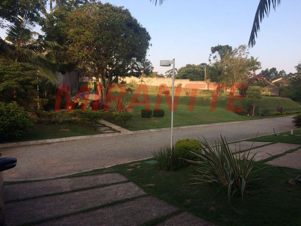 Cond. fechado de 211m² com 3 quartos em Vila Hortência