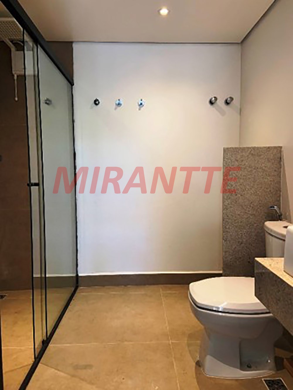 Cond. fechado de 405m² com 6 quartos em Estância Parque de Atibaia