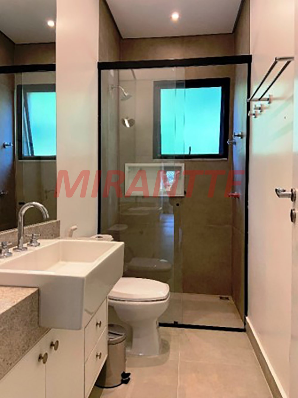 Cond. fechado de 405m² com 6 quartos em Estância Parque de Atibaia