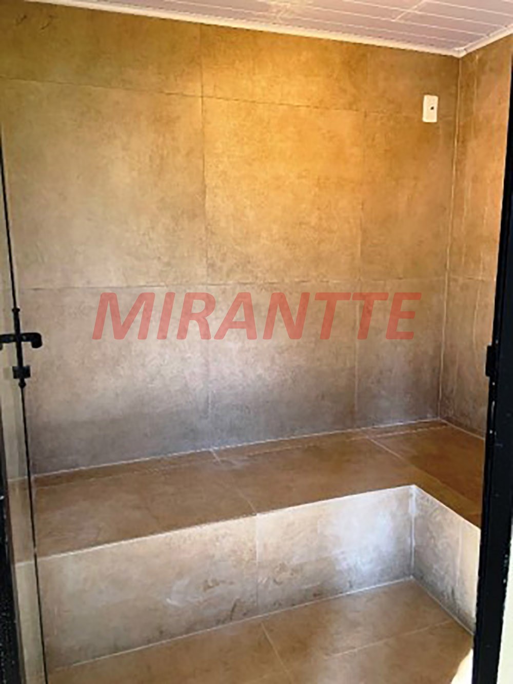 Cond. fechado de 405m² com 6 quartos em Estância Parque de Atibaia