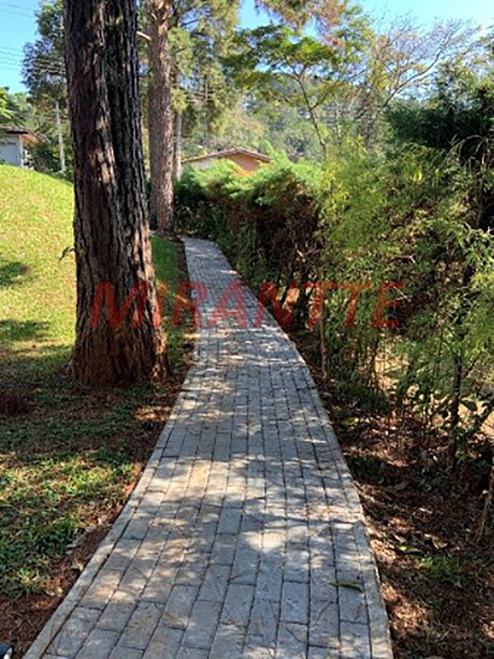Cond. fechado de 405m² com 6 quartos em Estância Parque de Atibaia